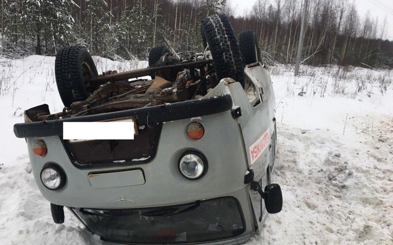 В Кировской области перевернулась машина скорой помощи: серьезно пострадал медик