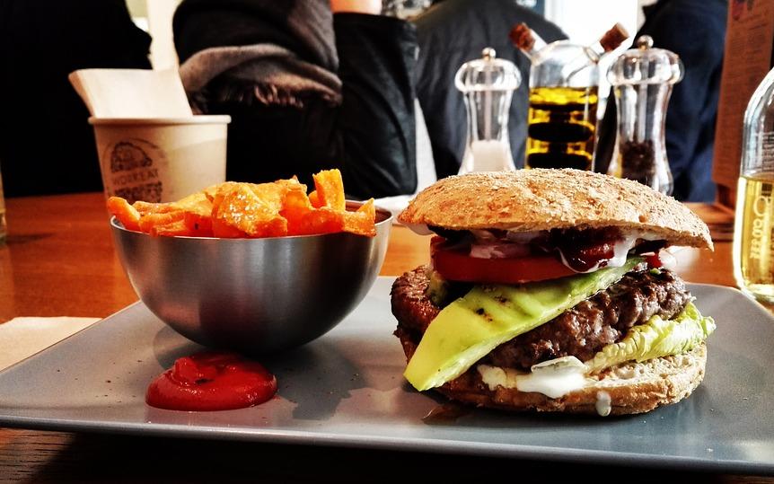 В Роспотребнадзоре рассказали, из-за какой еды могут возникнуть диабет и рак молочной железы