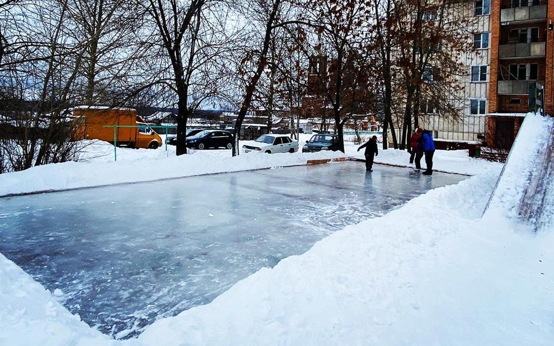 Фото дня: жители дома по улице Чепецкой сами залили каток во дворе