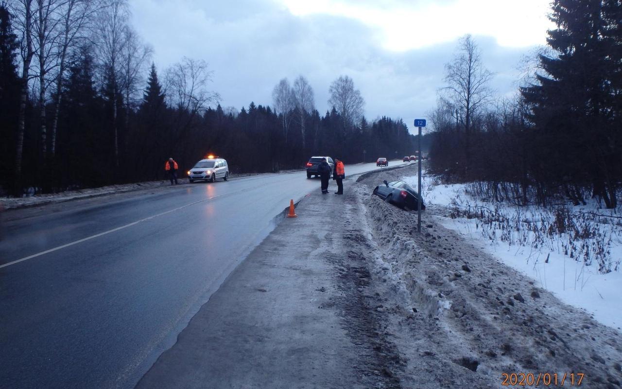 Утром на одном участке трассы в Чепецком районе сразу две машины вылетели в кювет