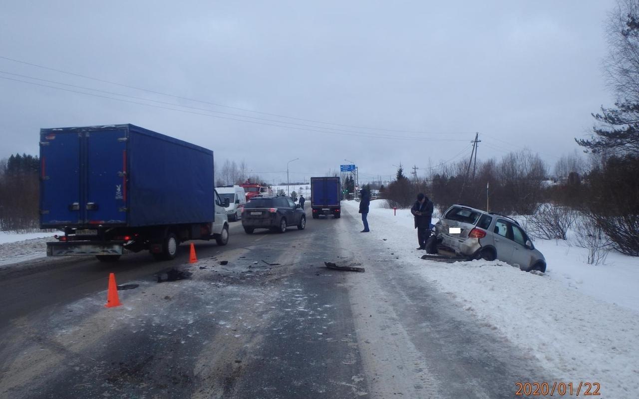 На Казанском повороте столкнулись три машины: появились подробности ДТП