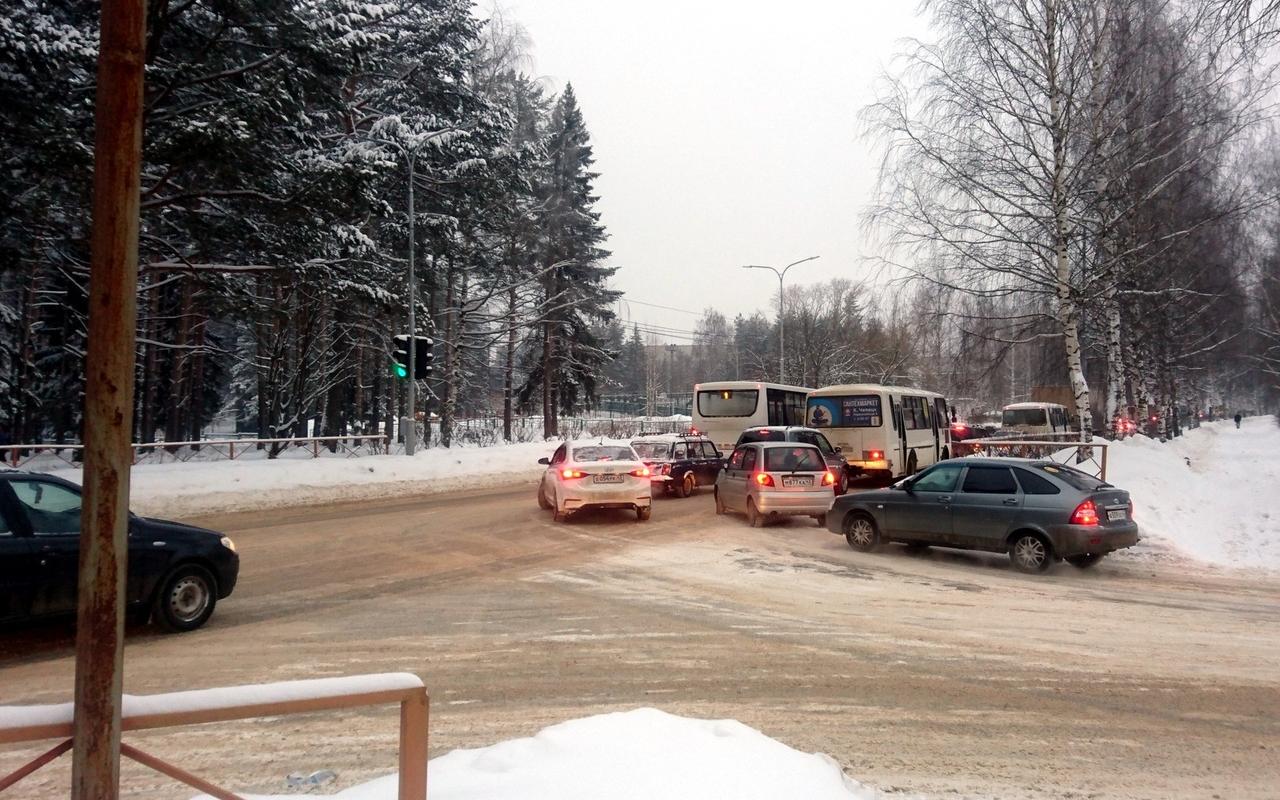 Из-за утреннего ДТП «встали» несколько улиц в Чепецке