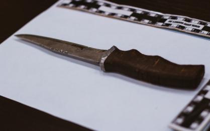 Житель Каринки ударил знакомого ножом, а потом оказал помощь: история уголовного дела