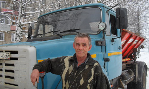 Водитель пескоразбрасывателя за день наматывает больше 130 километров