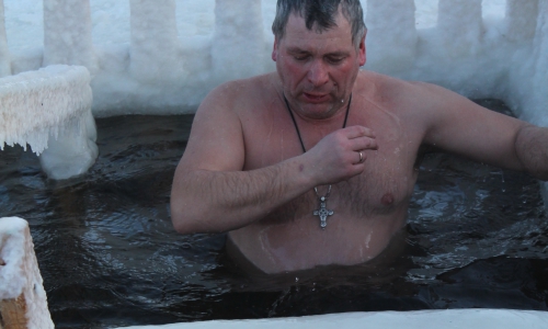 Чепчане купаются в проруби(фото)