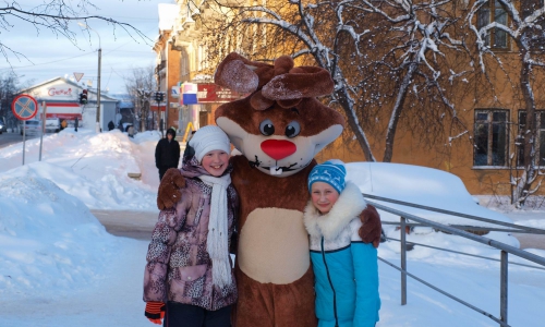 Чепчан обнимала большая ростовая кукла (фото)