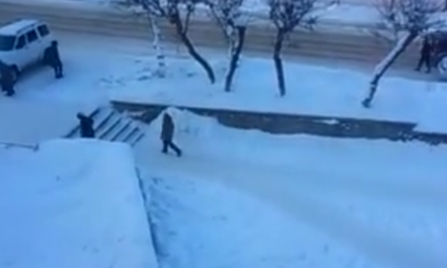 Народная новость: в Чепецке мужчина пел на всю улицу (видео)