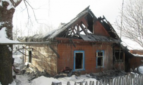 Пожилые муж с женой едва не сгорели в пожаре (фото)