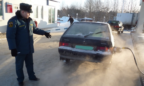 Чепецкие водители не умеют заправляться (фото)