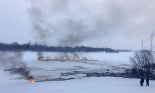 В Нововятске горит река Вятка  из-за вытекшего из вагонов топлива
