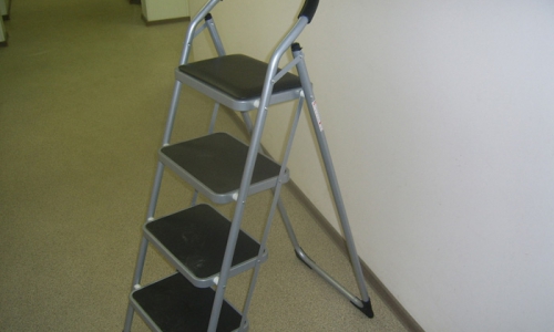 Чепецкий учитель физкультуры при работе на стремянке переломал себе ребра 