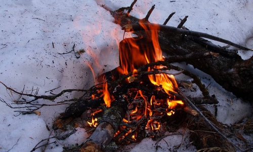 На Первомайском неизвестные зажгли огонь