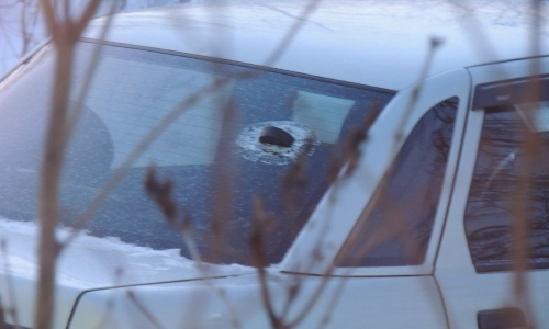 В Чепецке в стекло машины залетела шайба