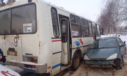 В Чепецке "Форд Фокус" столкнулся с автобусом: в аварии пострадала 3-летняя девочка
