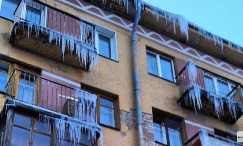 Вопрос-ответ: что делать, если с дома не убирают сосульки?