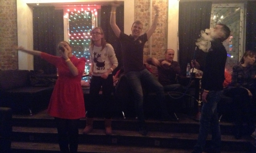 В Чепецке у именинницы в караоке украли деньги и телефон