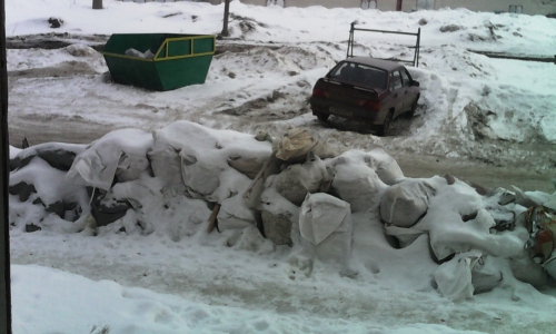 В Чепецке устроили свалку прямо во дворе дома