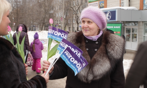 К 8 Марта "Pro Город" подарил чепчанкам тюльпаны (фото)