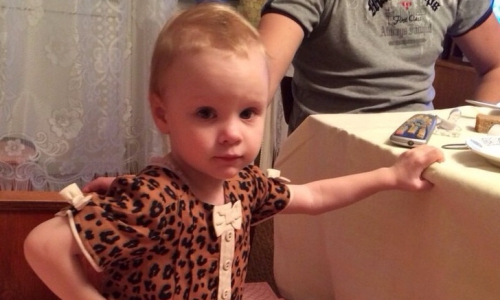 Двухлетней Есении собирают деньги на лечение всем городом