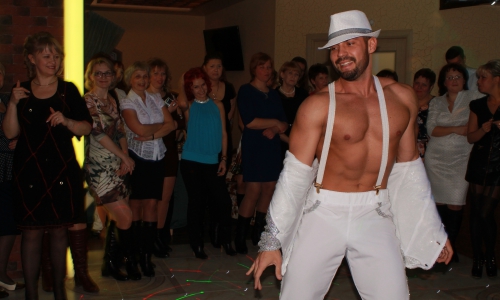 На 8 марта чепчанкам подарили мужской стриптиз