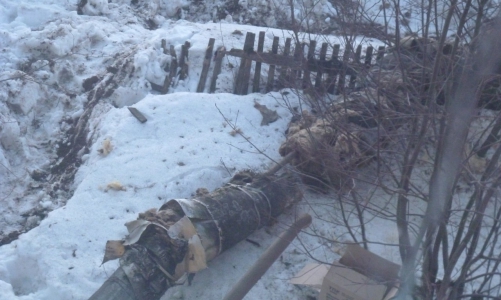 Жители трех улиц мерзли и сидели без воды из-за грузовика въехавшего в теплотрассу (фото)