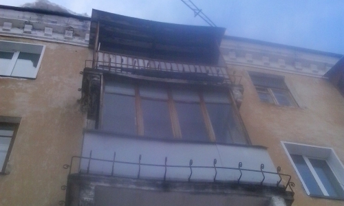 Чепчанин успел отпрыгнуть от снежной глыбы, но пострадал его автомобиль (фото)