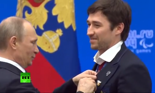 Владимир Путин вручил нашему паралимпийцу Илье Волкову медаль (видео)