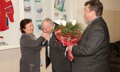 Глава города поцеловал руки мамы Ильи Волкова за такого сына