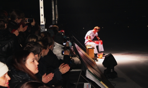 Фигурист Алексей Ягудин во время ледового шоу обрызгал чепчанку краской