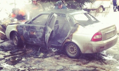 Четыре человека тушили машину на Сосновой