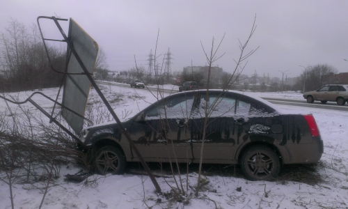 В Чепецке иномарка вылетела с дороги и снесла рекламный щит (фото)