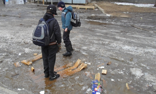 Четвероклассник провалился в глубокую двухметровую яму с ледяной водой (видео)