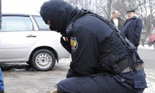 Инспектор УФСИН чуть не задушил сотрудника полиции