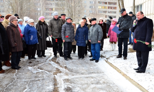 В день памяти Валентина Уткина открыли мемориальную доску