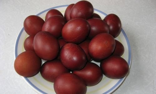 Готовимся к Пасхе: чем красить яйца? (видео)