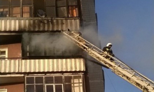 В Чепецке на улице Победы загорелась лоджия (видео)