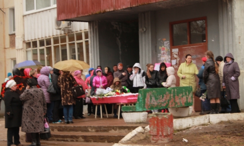 Похороны 10-летней девочки: в розовый гроб кладут не только цветы, но и мягкие игрушки