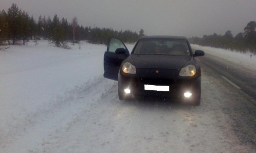 На чепецкой трассе улетел в кювет Порш Кайен