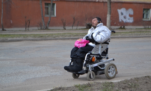 Мужчина на коляске ехал прямо по проезжей части