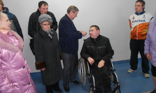 Мальцев на своем юбилее отдал колясочнику 500 евро