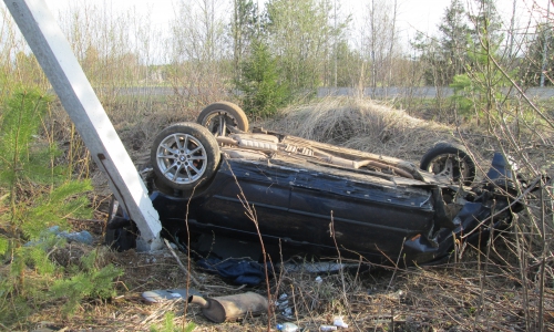 Подробности аварии, в которой перевернулся "BMW": пострадавшую женщину увозят в больницу Кирова