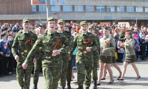 В смотре строя и песни в Чепецке участвовали не только юноши, но и девушки (фото и видео)