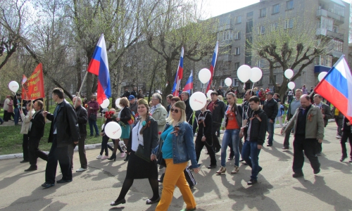 Тысячи чепчан прошлись по городу с флагами, цветами и шарами (фото)