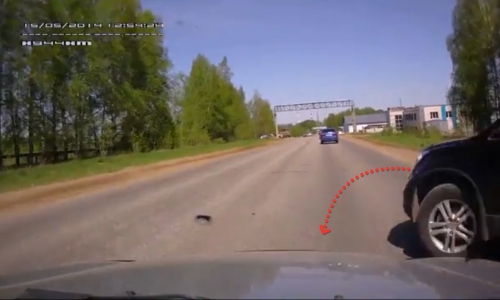 В Чепецке произошло ДТП: внедорожник выехал с обочины, не убедившись в безопасности маневра (ВИДЕО)