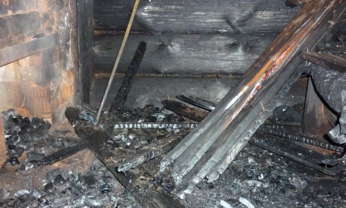 В сгоревшем дачном домике нашли труп женщины