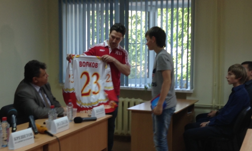 Илья Волков подарил чепецким хоккеистам майку и показал паралимпийскую медаль (фото и видео)