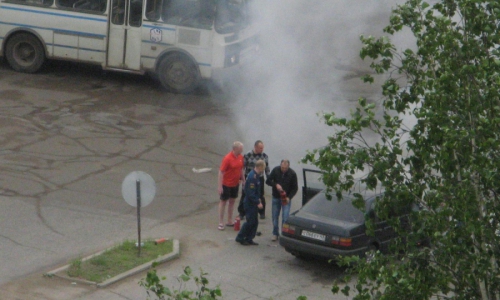 Фото: в Чепецке у "Звезды" на ходу загорелся автомобиль