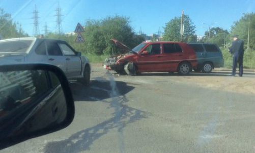 У моста в Чепецке столкнулись три автомобиля