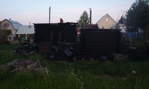 Пожар в Рублево тушили 27 человек, но огонь все равно перекинулся на соседние дома