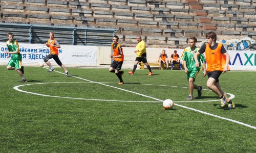 А в вашем дворе играют в футбол?